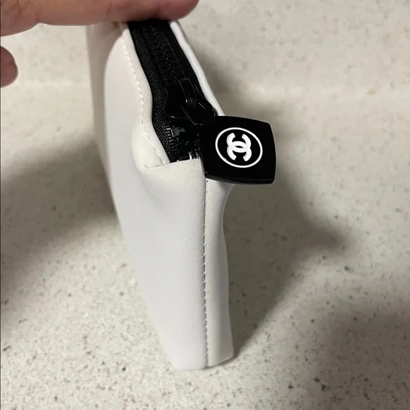 CHANEL Ivory neoprene Cosmetic Bag - Picture 2 of 4